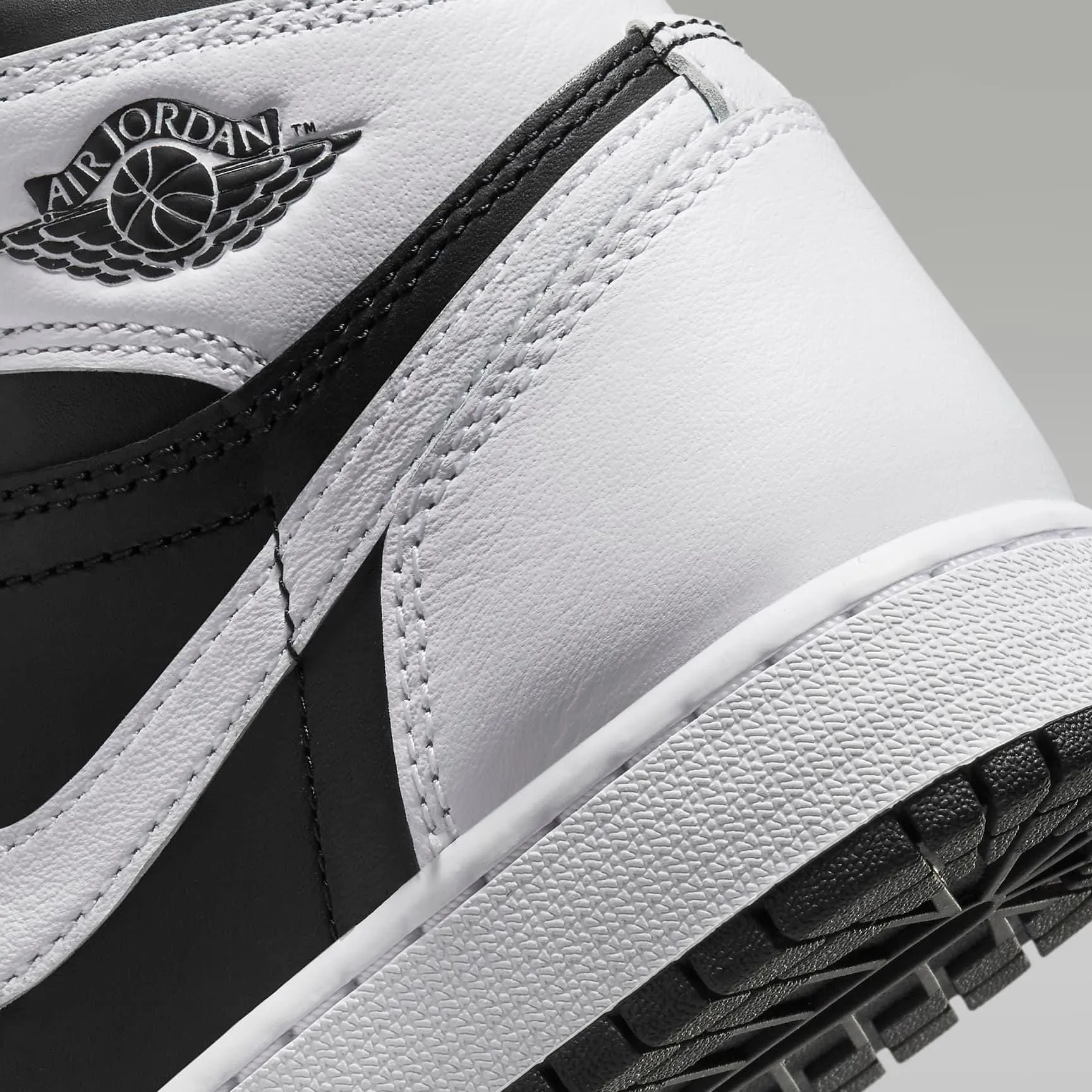 Nike Kid's Air Jordan 1 High OG Shoes - Black / White